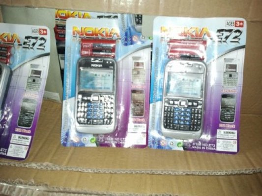 Telefoane de jucărie contrafăcute, confiscate în Portul Constanţa